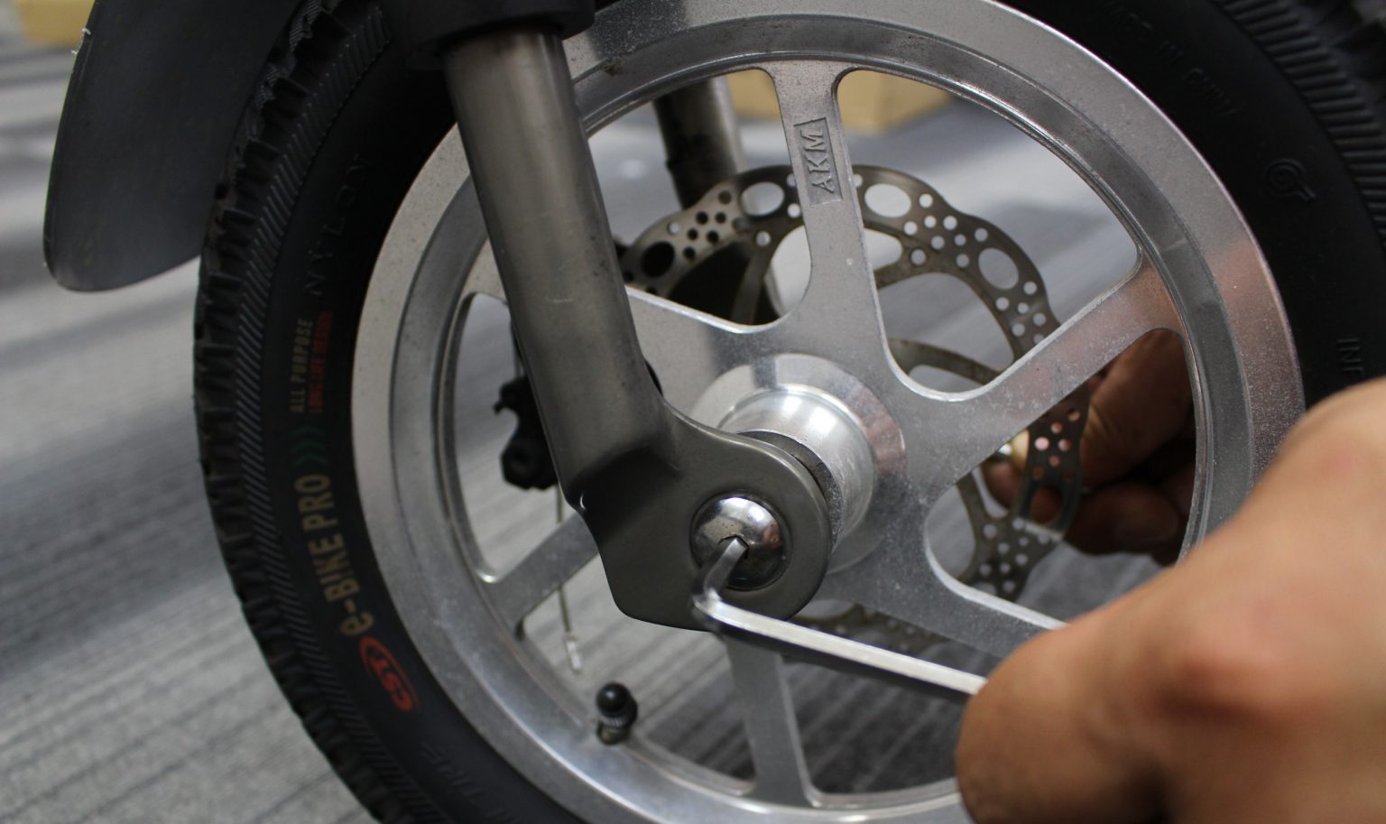 自転車 タイヤ 交換 方法 前輪