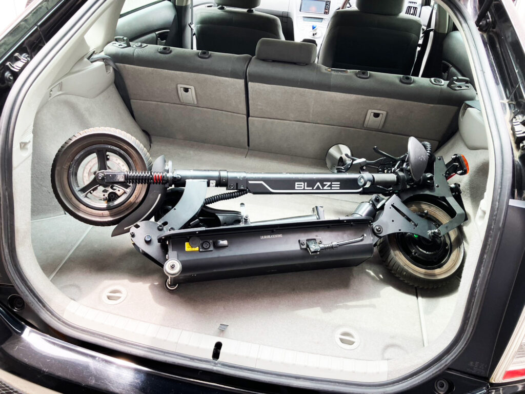 折りたたみできる電動キックボードを車に積んでいる様子