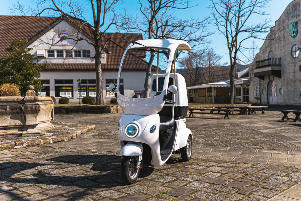 ブレイズ EVデリバリー　ルーフ付き電動三輪スクーター