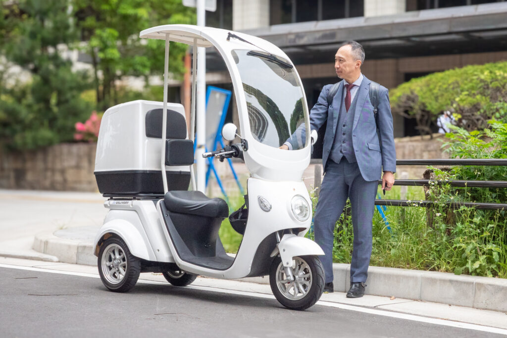 ブレイズ EVデリバリー　ルーフ付き電動三輪スクーター