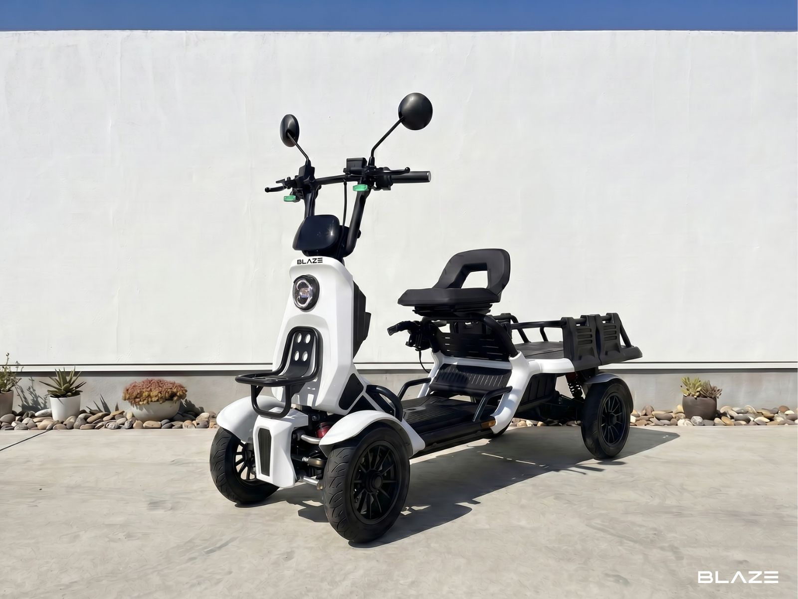 最大約100km走行】“小さな軽トラ”4輪電動バイク『ブレイズ イーカーゴ